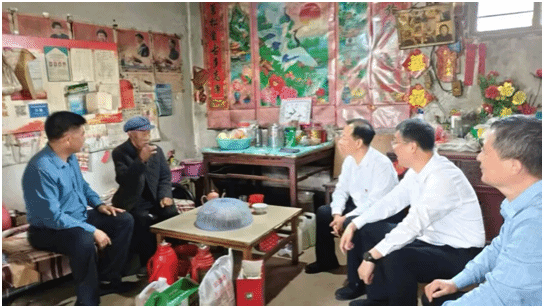 市国动办到派驻第一书记村开展重阳节走访慰问活动